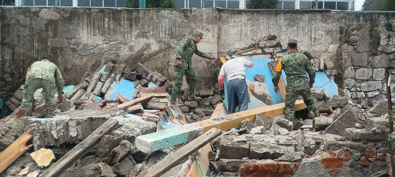 Fuerzas armadas brindan apoyo a familias afectadas por derrumbe en Apizaco